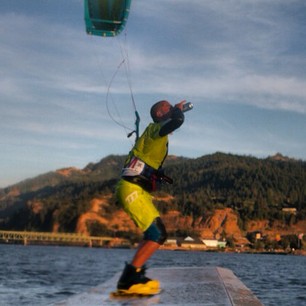  #DannySchwarz knows how to have a good time on the @liquidforcekites #dancefloor #afterwork #beertime #SliderProject #kiteboarding #HoodRiver 