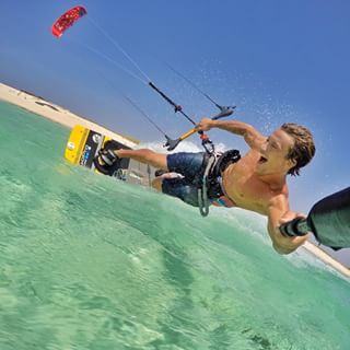  Get out on your #kite and have the time of your life! : @cabrinhakites rider @leroydamo 