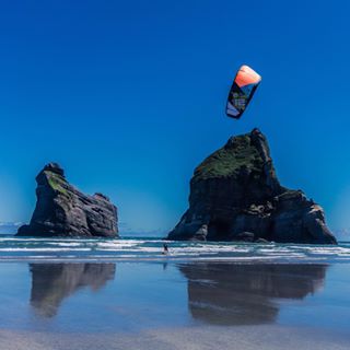  On a bluebird day the kiters will play. Rider: @isaacspedding Photo: @catgut11 