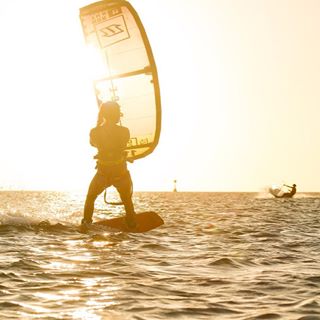  Follow the sun. Photo: Ronald Chu Rider: @fuertejulia 