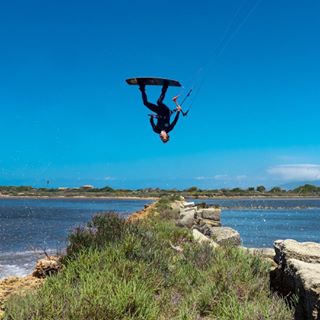  Don't try this one at home kids! But do give @jamesboulding's latest video from Sicily a watch. Check it out on our site. Photo: @kobulsky 