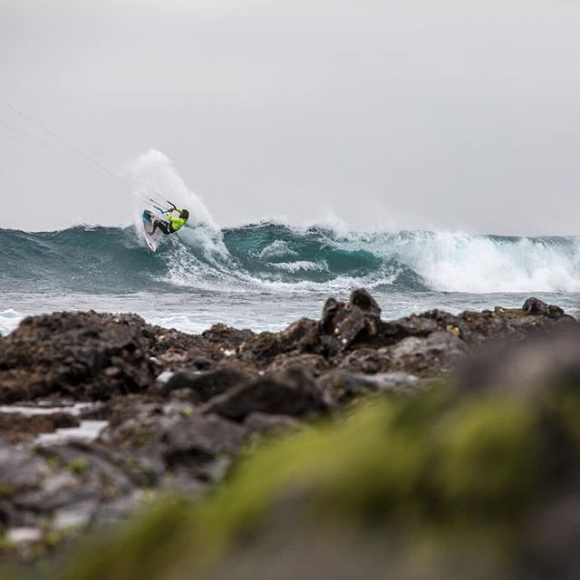 No stranger to this beach, @airtoncozzolino throws it down to claim 1st at the @globalkitesports Kite-Surf World Tour at his home spot of Ponta Preta in Cape Verde. 
Photo: @ydwer