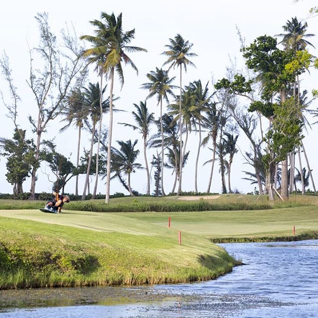 @craigcunningham scoring a hole in one! Watch his part from @duotone.kiteboarding's "En La Playa" series. Link in profile.
Photo: @tobybromwich