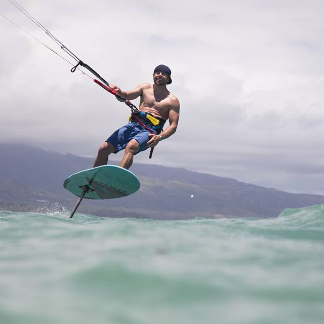You just can't beat the feeling! Learn everything you need to know to get up and foiling with Tkb's Foil Instructional Guide. Link in our profile.
Photo: @frankiebees 
Rider: Robert Crane