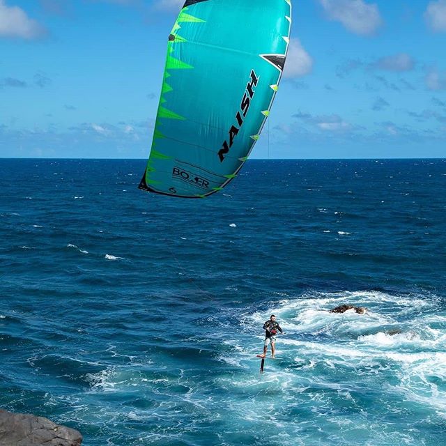 @ewanjaspan bobbing and weaving. How close would you play to these rocks on your foil?
Photo: @pacificmove