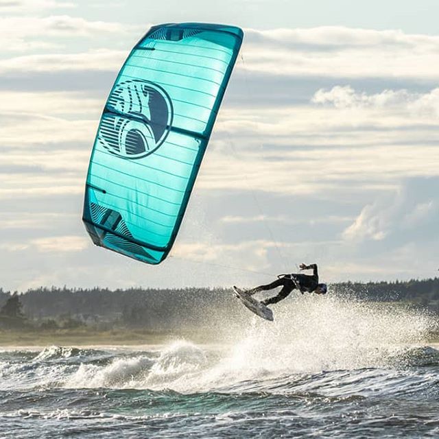Filled with untouched kite spots from flat water to waves, Prince Edward Island is a hidden gem for kitesurfing. Learn more about this Canadian kite destination in our Getaway Travel Guide. Link in profile. 
Photo: @jamesboulding 
Rider: @tombridgekite